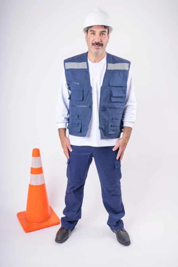 CHALECO GEOLOGO POPLIN comercial atalaya frente , pantalon cargo, casco frente