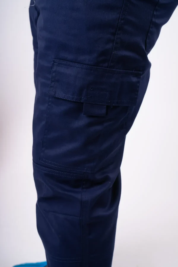 PANTALON CARGO GABARDINA comercial atalaya lado primer plano