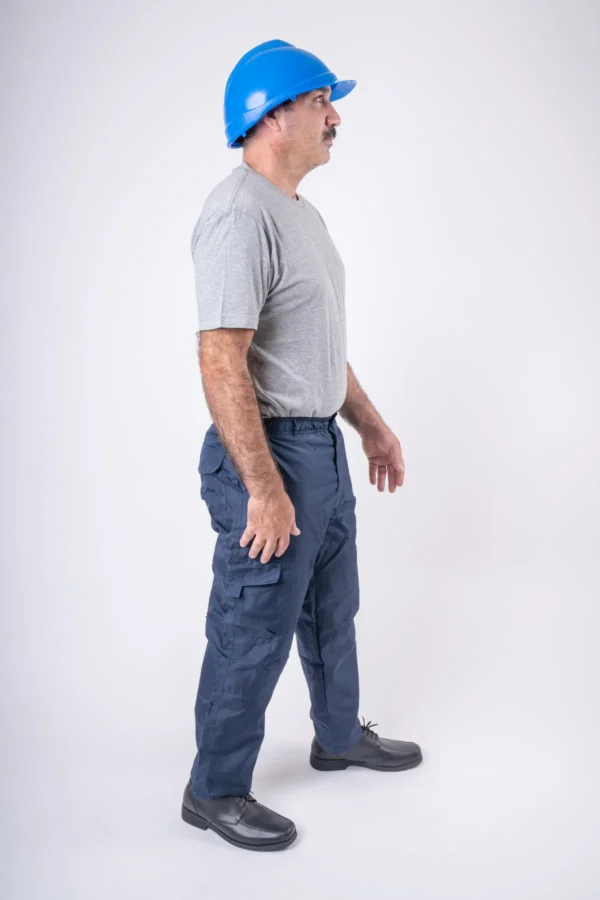 polera gris cuello polo, pantalon cargo azul marino, perfil 3